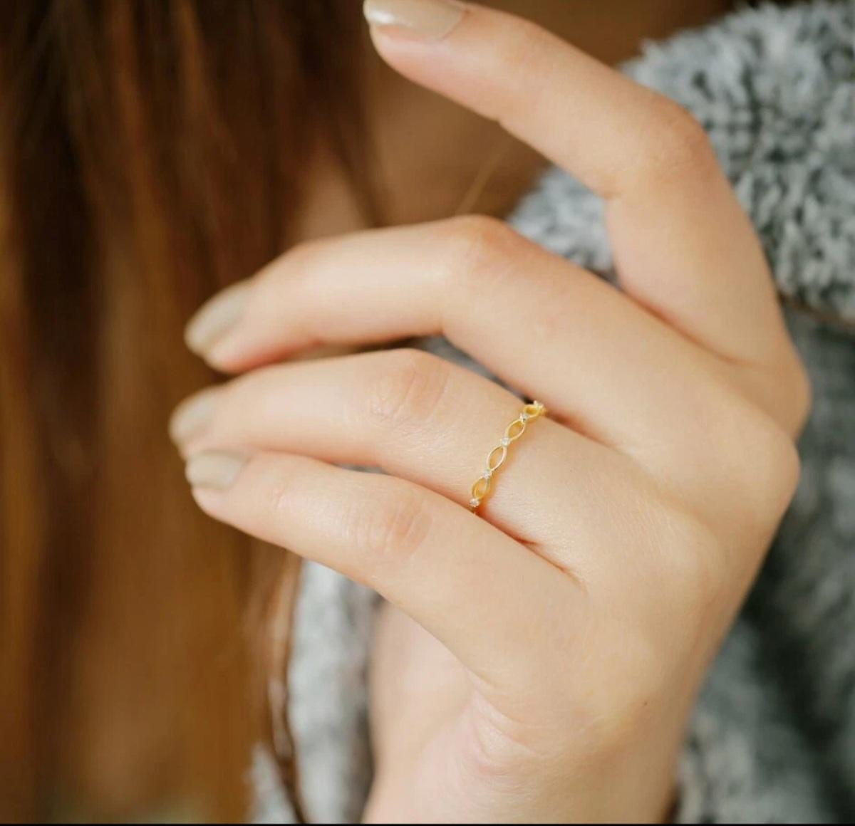 Anello di diamanti solidi 14k Fasce a mezza eternità Art Deco Fasce di diamanti per compleanno. in vendita 3