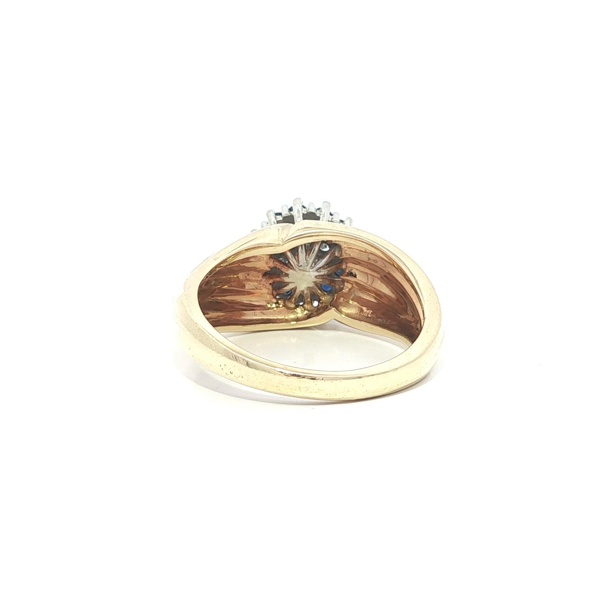 Bague en or massif 14k 0.54ctw Saphir Diamant Cluster Flower Swirl Grooved Ring en vente 1