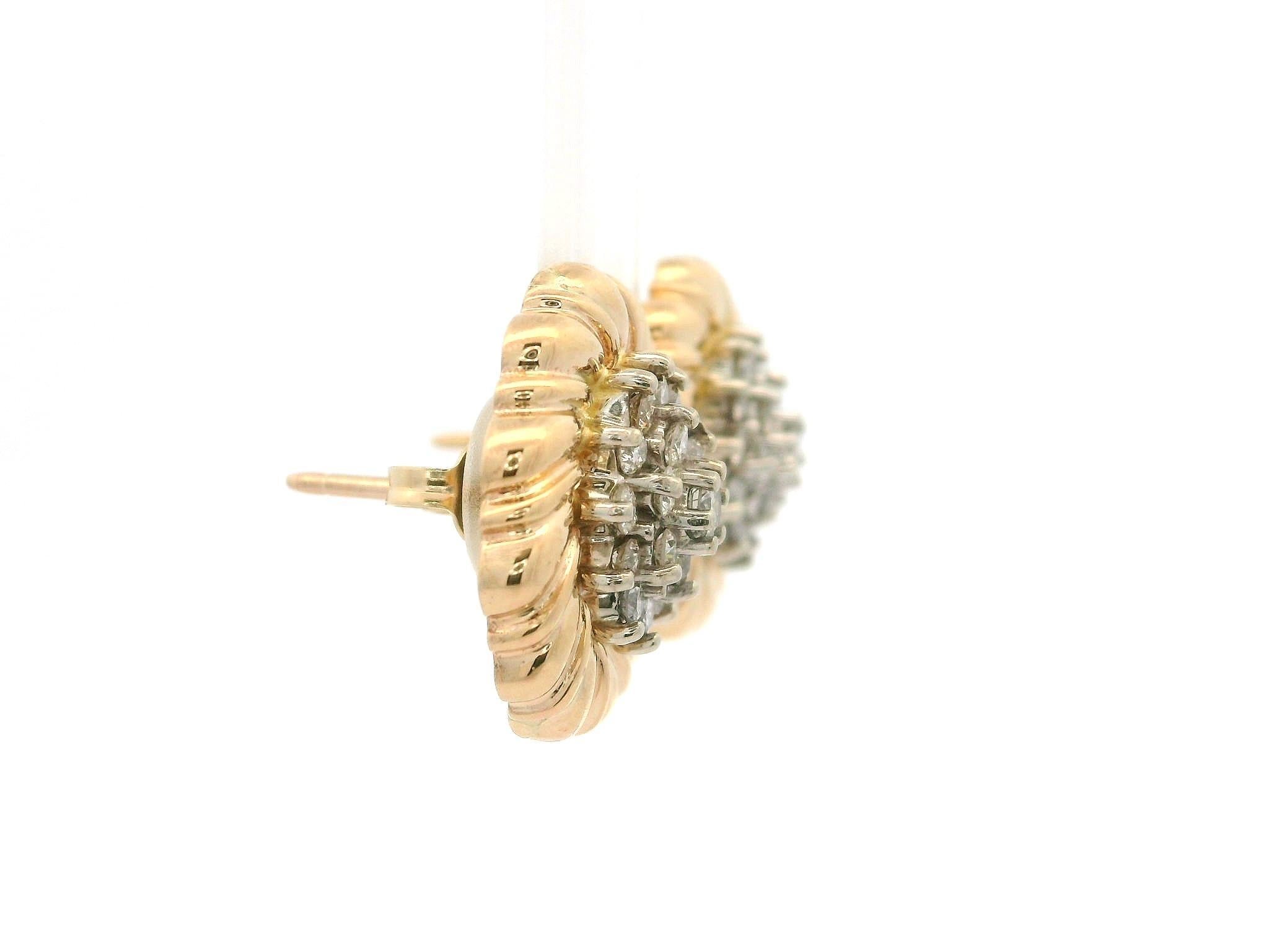 Taglio brillante Orecchini a bottone in oro massiccio 14k con centro a cluster di diamanti da 0,75 carati e montatura scanalata a spirale in vendita