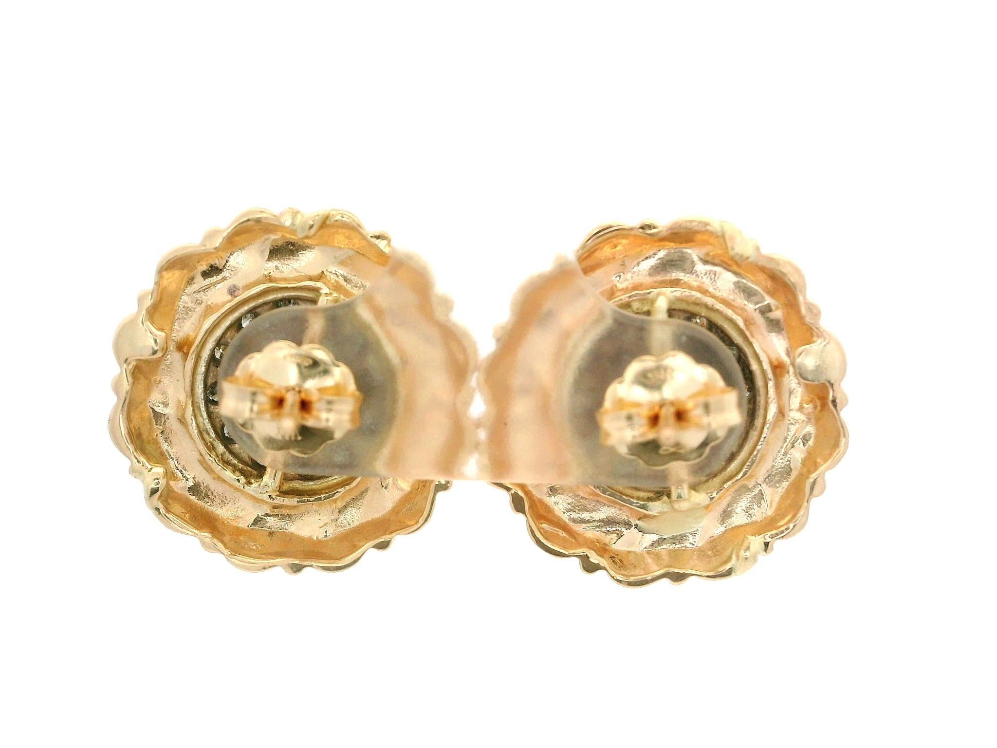Orecchini a bottone in oro massiccio 14k con centro a cluster di diamanti da 0,75 carati e montatura scanalata a spirale In condizioni ottime in vendita a Montclair, NJ