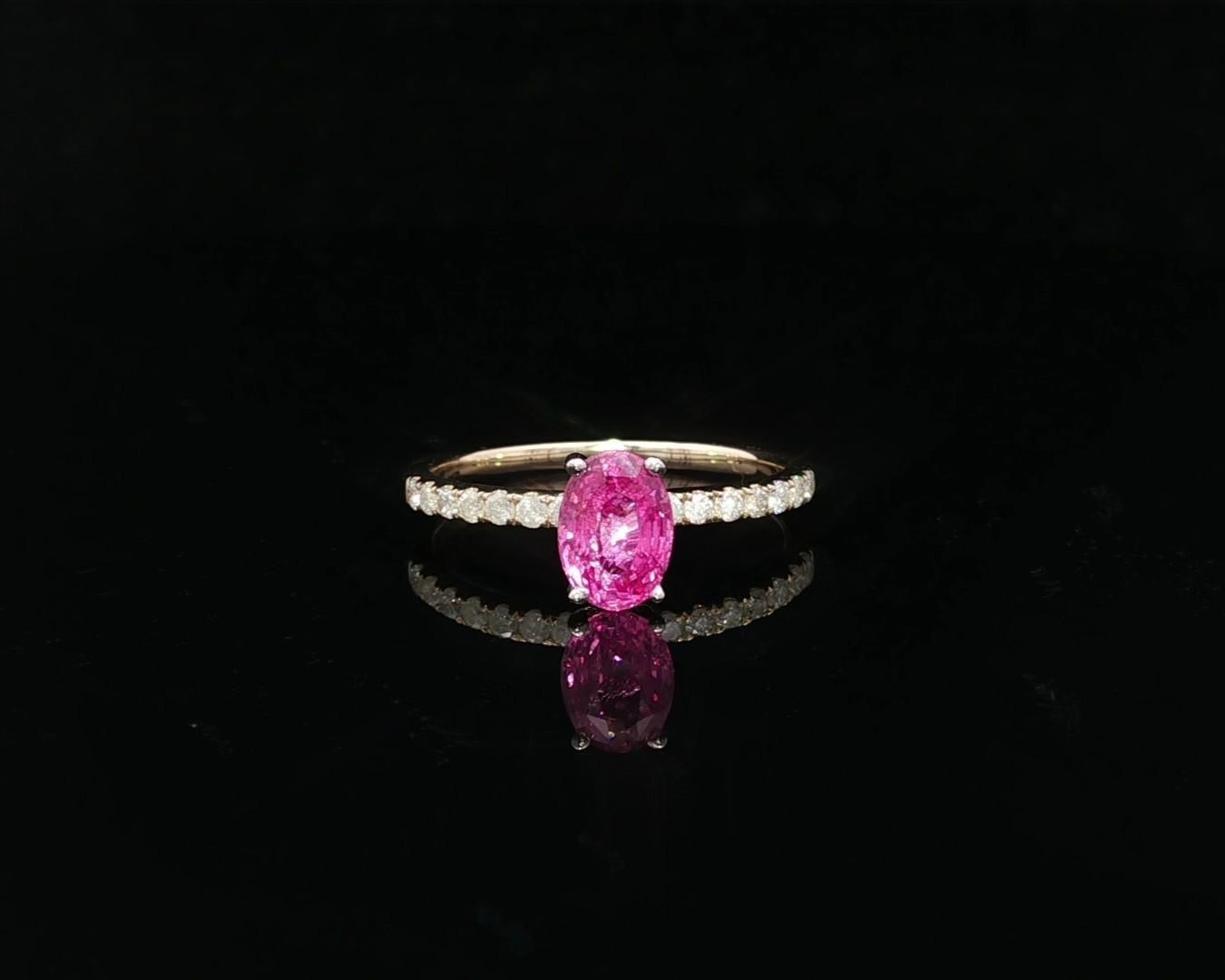--Pierre(s) :...
(1) Saphir véritable naturel - taille ovale Brilliante - serti - couleur rose intense - 1.10ct (exact)
(14) Diamants naturels authentiques - taille ronde brillante - sertis en pavé - beaux diamants blancs brillants - 0,20ctw
