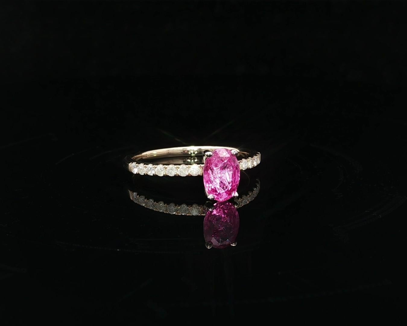 Taille brillant Bague de promesse en or massif 14k 1.30ct Oval Pink Sapphire Dainty Diamond Shank en vente