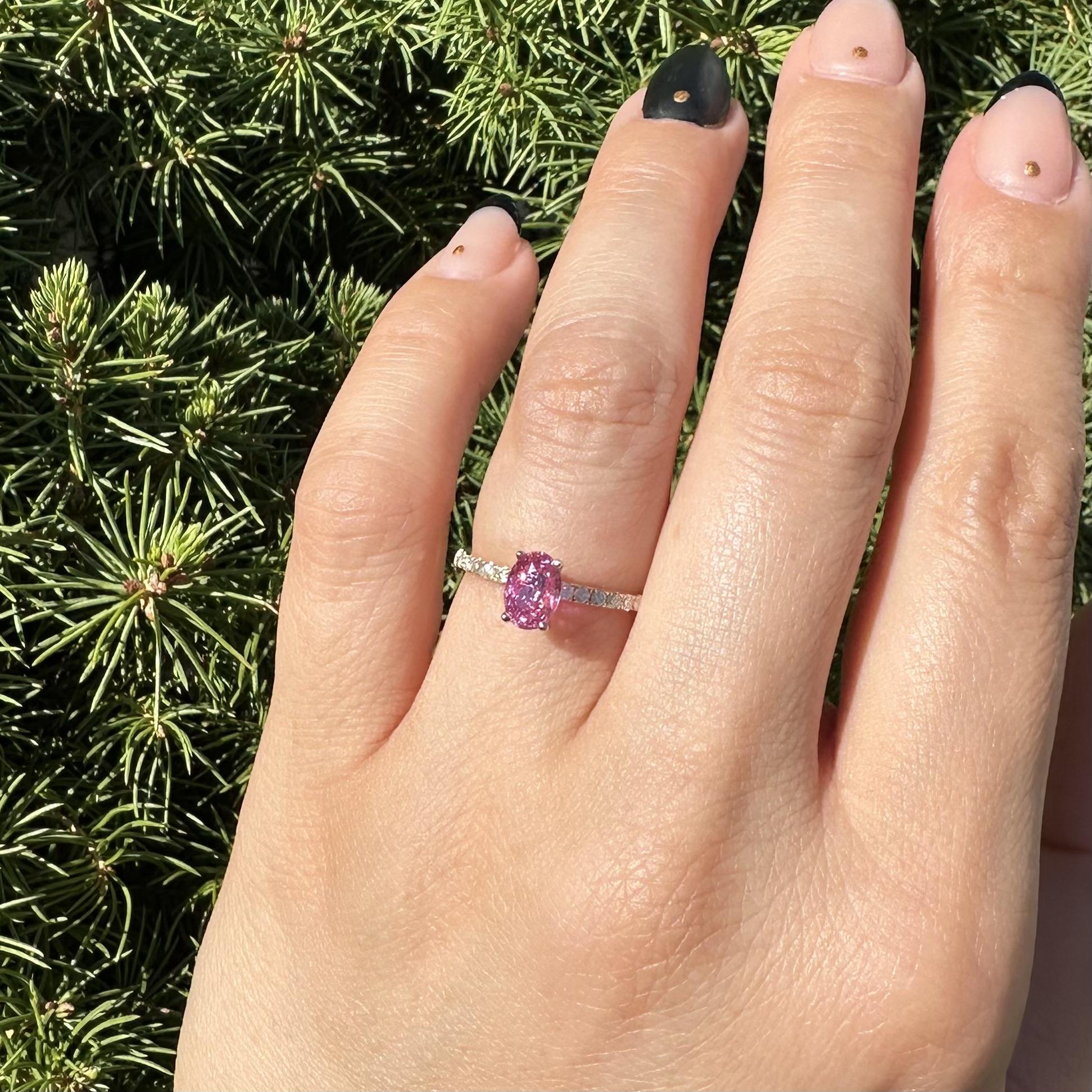 Bague de promesse en or massif 14k 1.30ct Oval Pink Sapphire Dainty Diamond Shank en vente 2