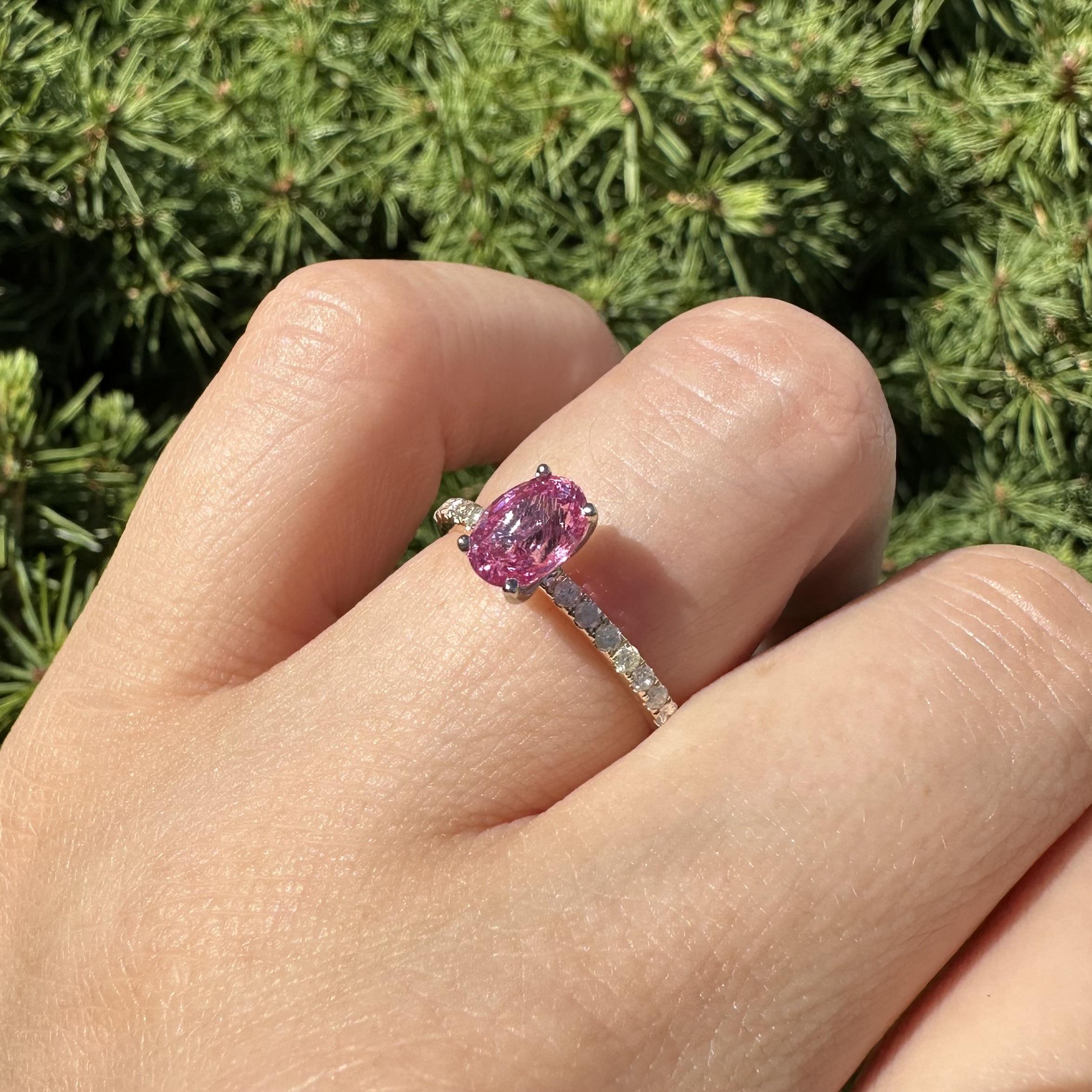 Bague de promesse en or massif 14k 1.30ct Oval Pink Sapphire Dainty Diamond Shank en vente 3