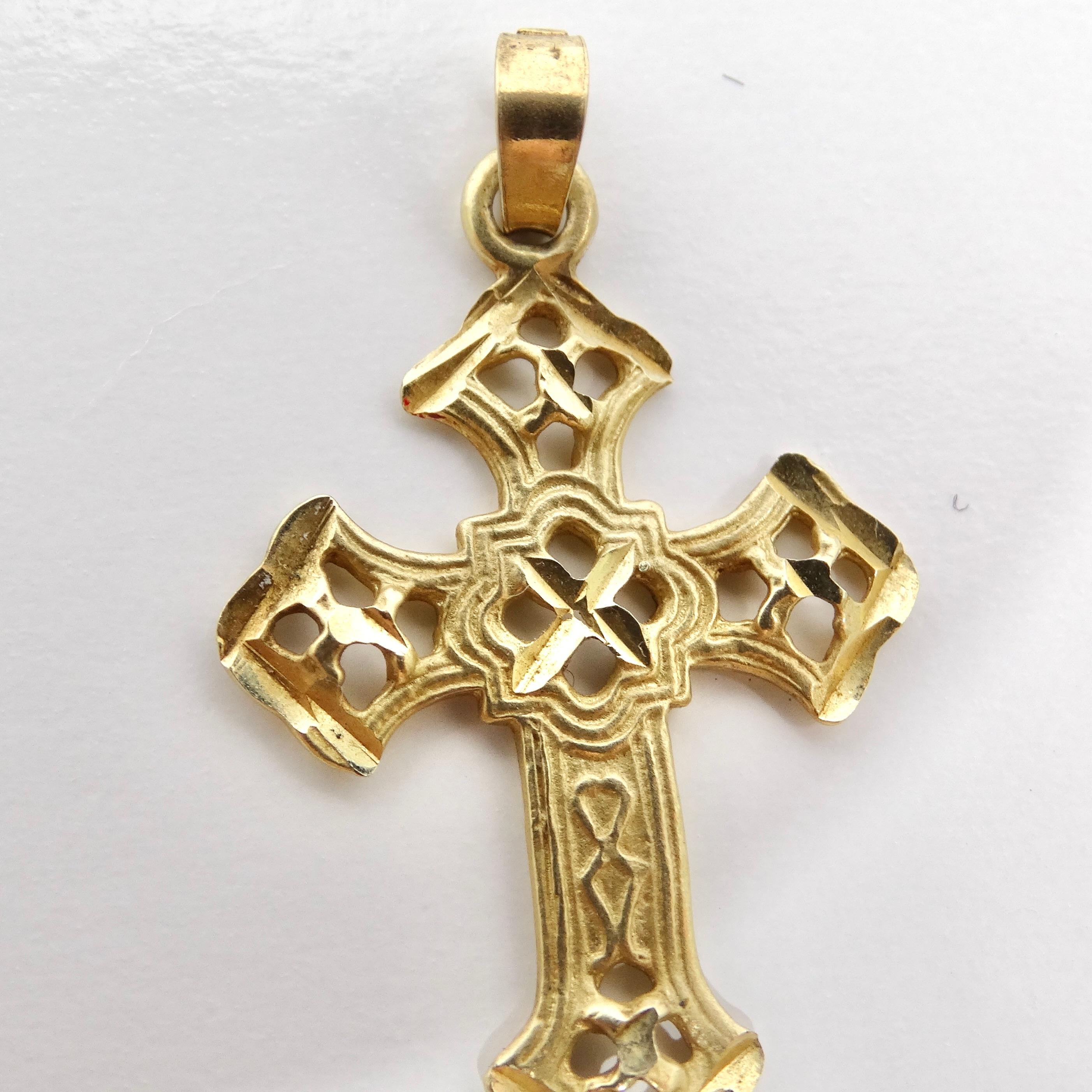 Voici l'exquis pendentif croix des années 1960 en or massif 14K, une pièce intemporelle et élégante qui respire le charme vintage et la sophistication. Fabriqué en or jaune 14 carats, ce pendentif est délicatement façonné en forme de croix, symbole