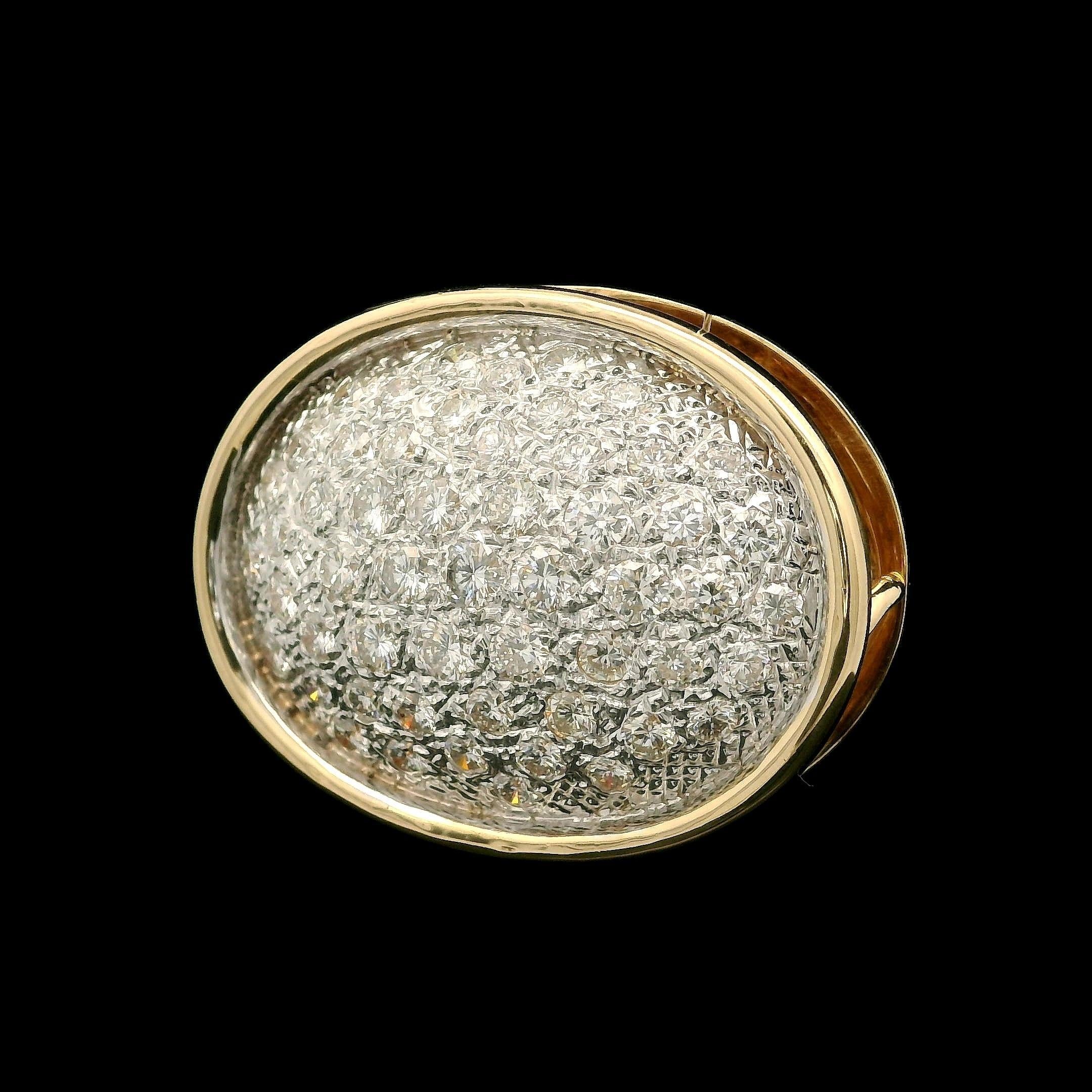 --Pierre(s) :...
Nombreux diamants naturels authentiques - taille ronde brillante - sertis en pavé - couleur G/H - pureté VS1-SI1 - 2,2ctw (approx.)

MATERIAL : Or jaune 14k massif
Poids : 15.1 grammes
Hauteur du pendentif : 24.3mm (0.96