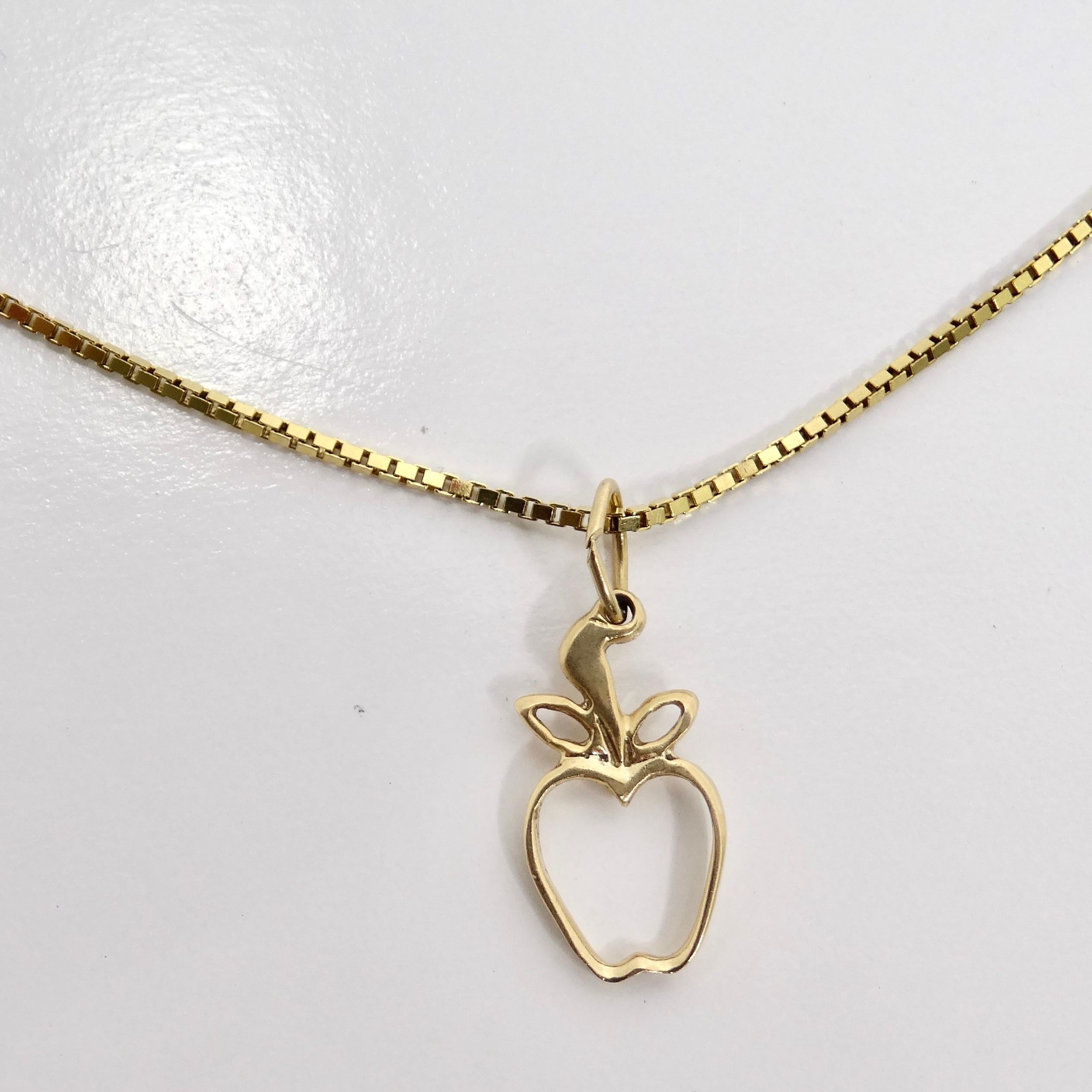 Voici le collier à pendentif pomme en or massif 14K, une pièce charmante et intemporelle qui ajoute une touche de fantaisie à votre look de tous les jours. Fabriqué en or jaune 14 carats, ce collier est orné d'un adorable pendentif en forme de