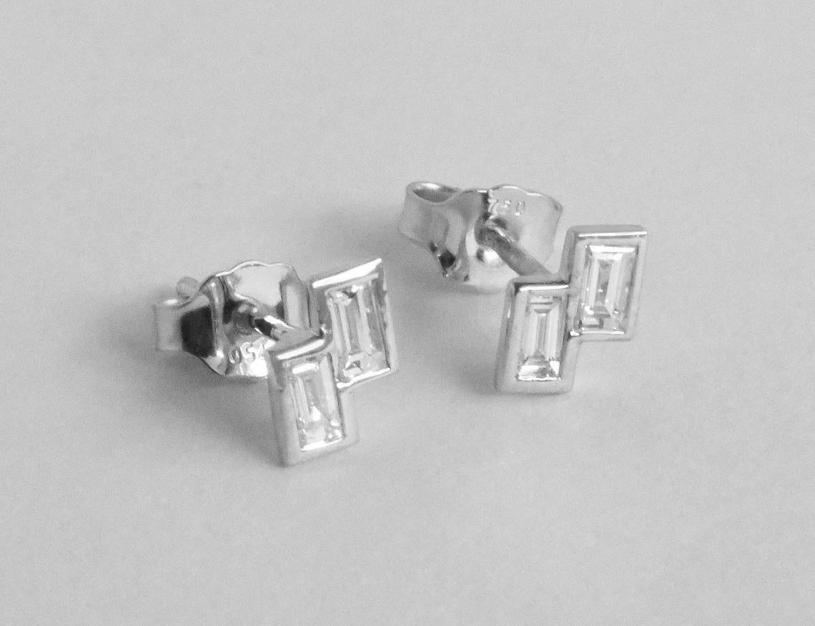 Moderno Orecchini con castone in oro massiccio 14k con diamanti Baguette Duo Baguette Stud in vendita