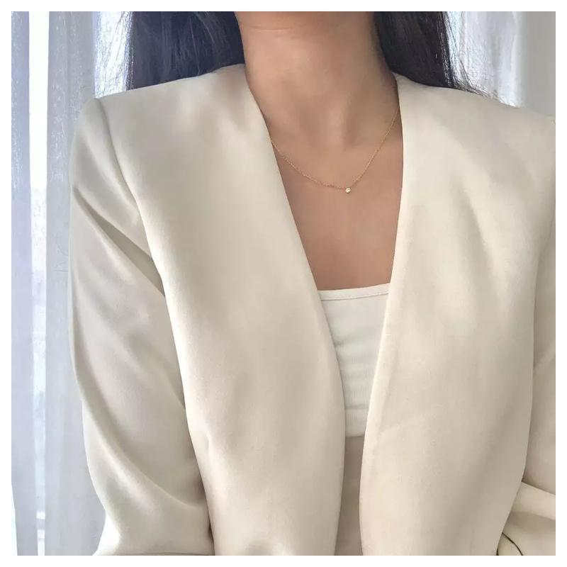 Taille ronde Collier minimaliste en or massif 14 carats serti d'un seul diamant en vente