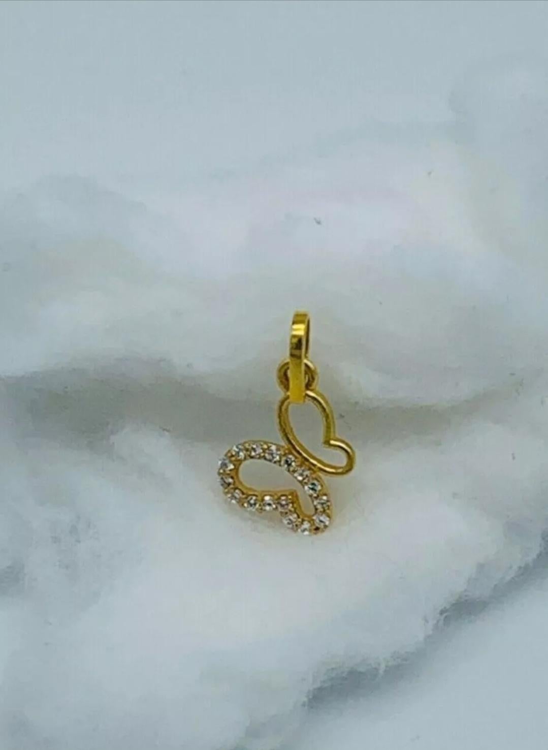 Taglio rotondo Ciondolo a forma di farfalla in oro massiccio 14K Ciondolo a forma di farfalla con diamante naturale Regalo in vendita