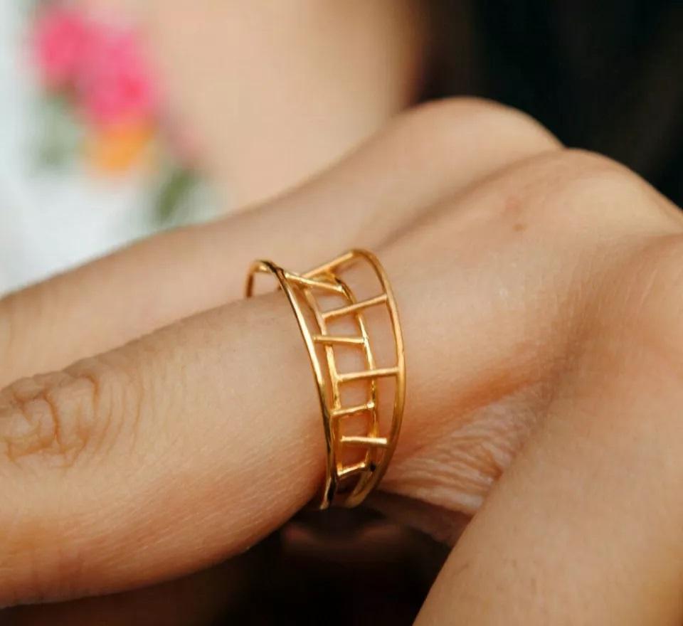14k Solid Gold Cage Ring Geometric 3D Trapezium Dainty Band In New Condition For Sale In Chicago, IL