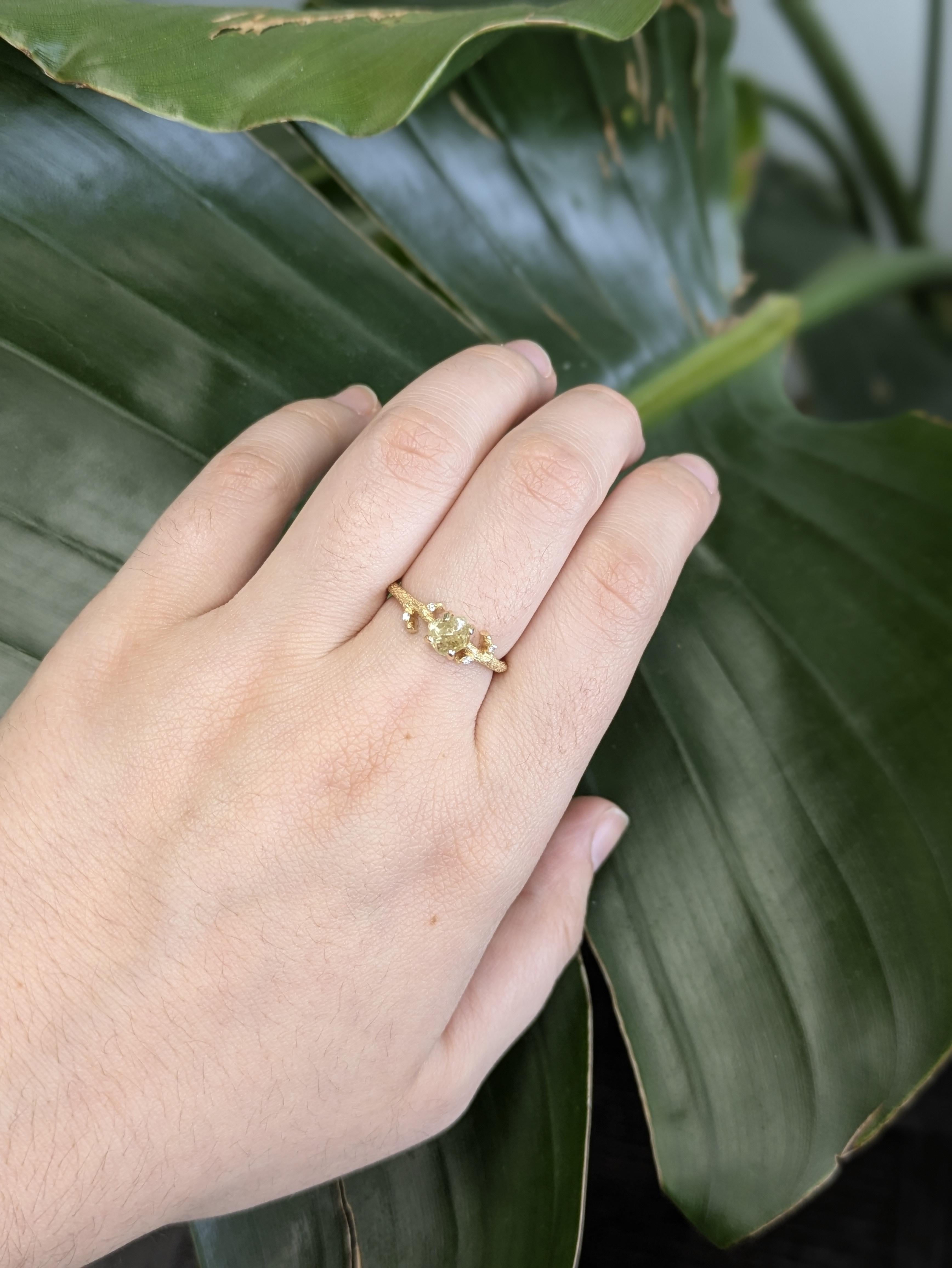 Questo elegante anello presenta un diamante canarino ovale da 0,95 carati, di 8,5 x 7 mm, incastonato in oro 14k (1,86 g). La pietra centrale di colore giallo vivo è accentuata da 4 scintillanti diamanti bianchi per un totale di 0,03cttw, che