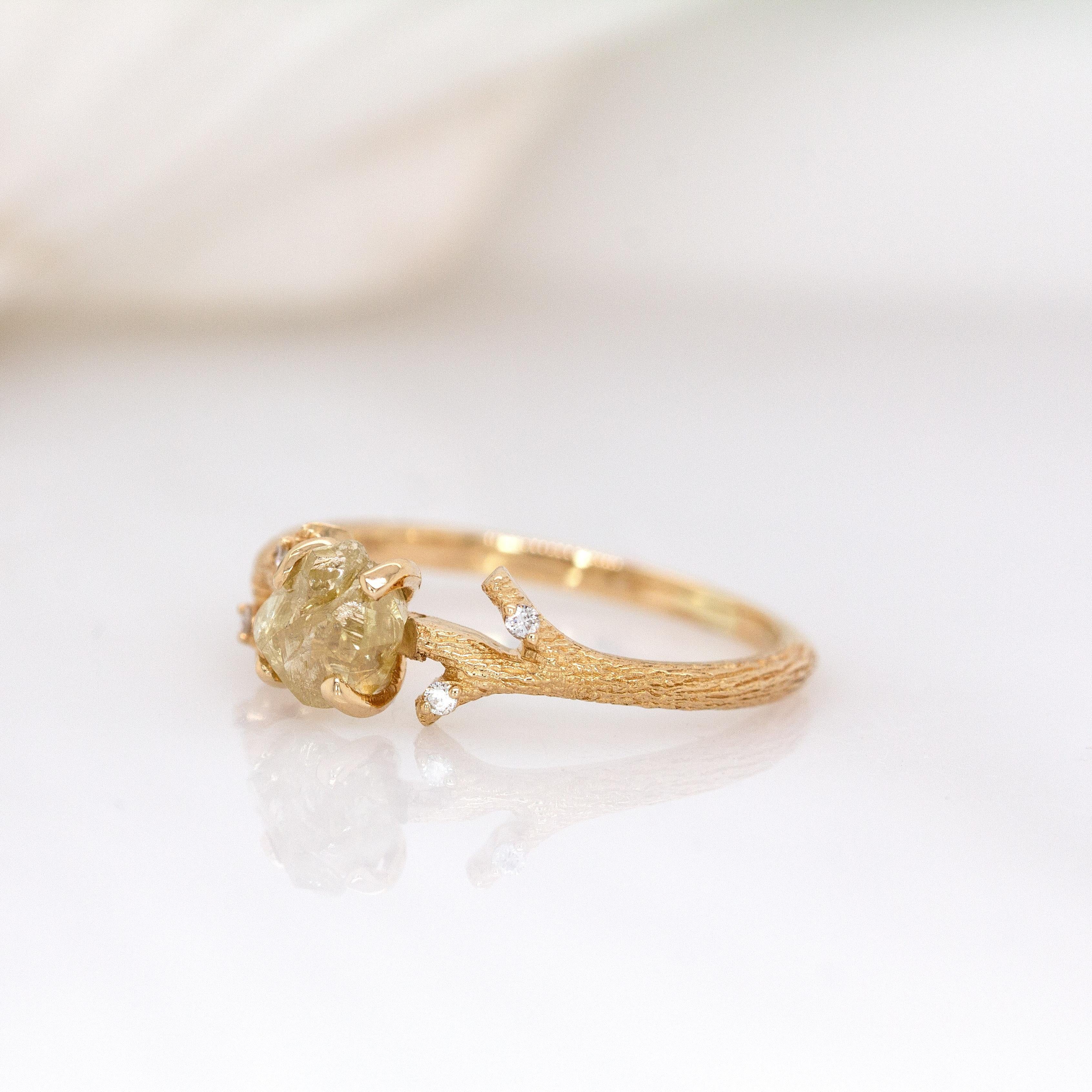 Taglio ovale Anello con diamante canarino in oro massiccio 14K: accenti di diamanti naturali, ispirato alla Nature in vendita