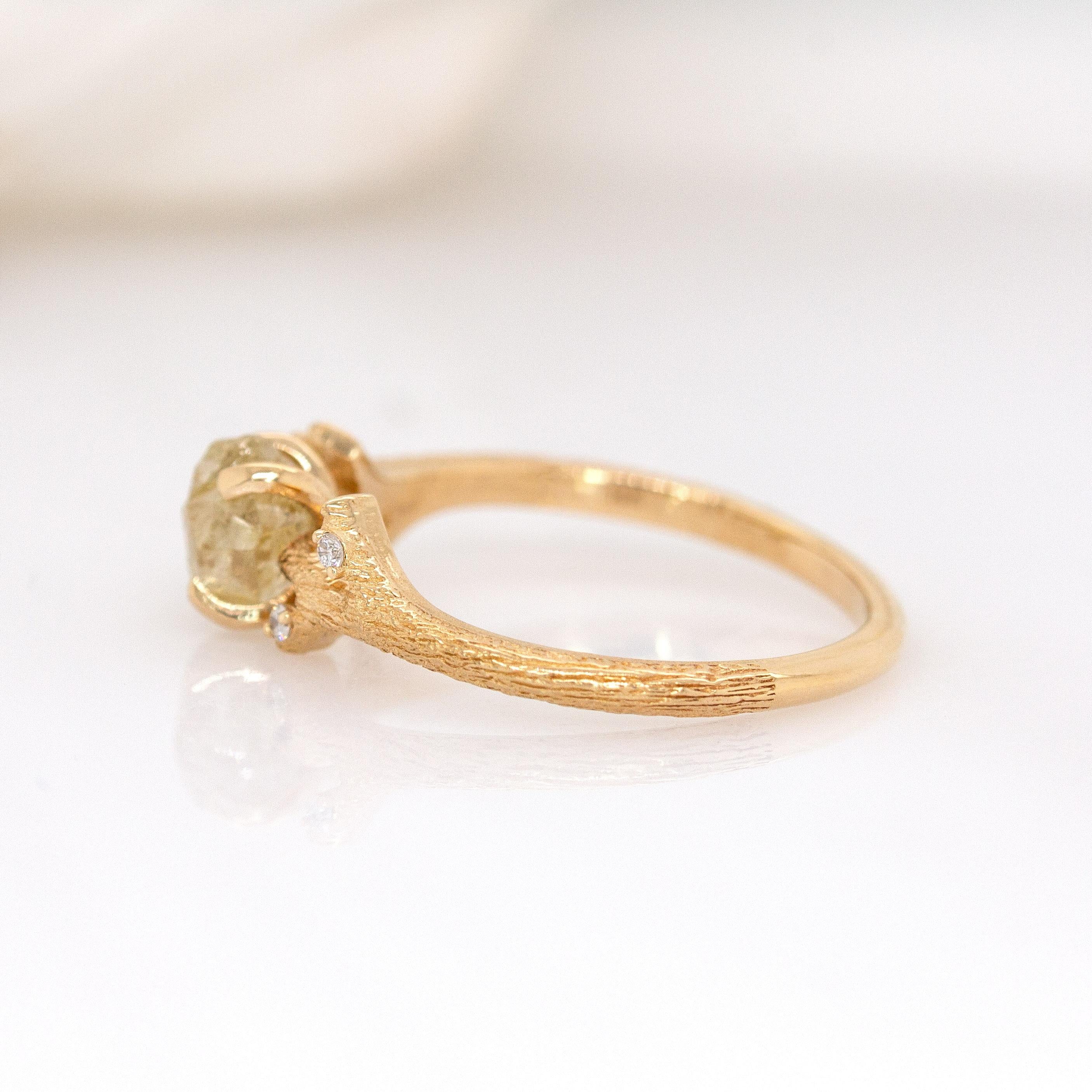 Anello con diamante canarino in oro massiccio 14K: accenti di diamanti naturali, ispirato alla Nature In condizioni Nuovo in vendita a Columbus, OH
