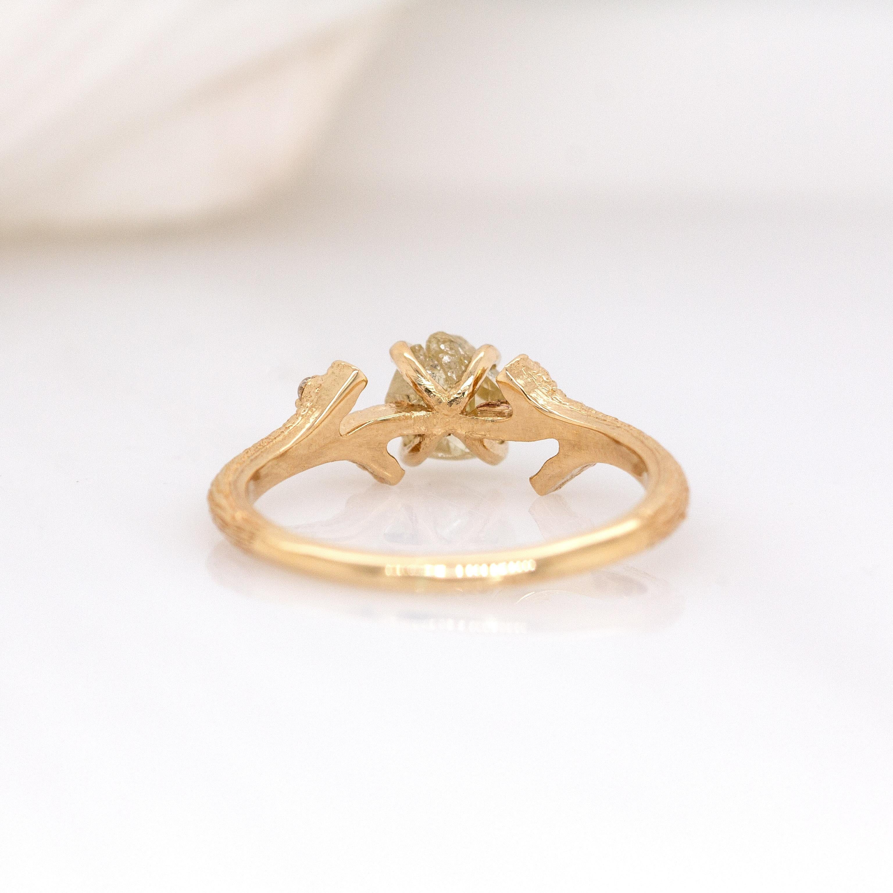 Anello con diamante canarino in oro massiccio 14K: accenti di diamanti naturali, ispirato alla Nature in vendita 1
