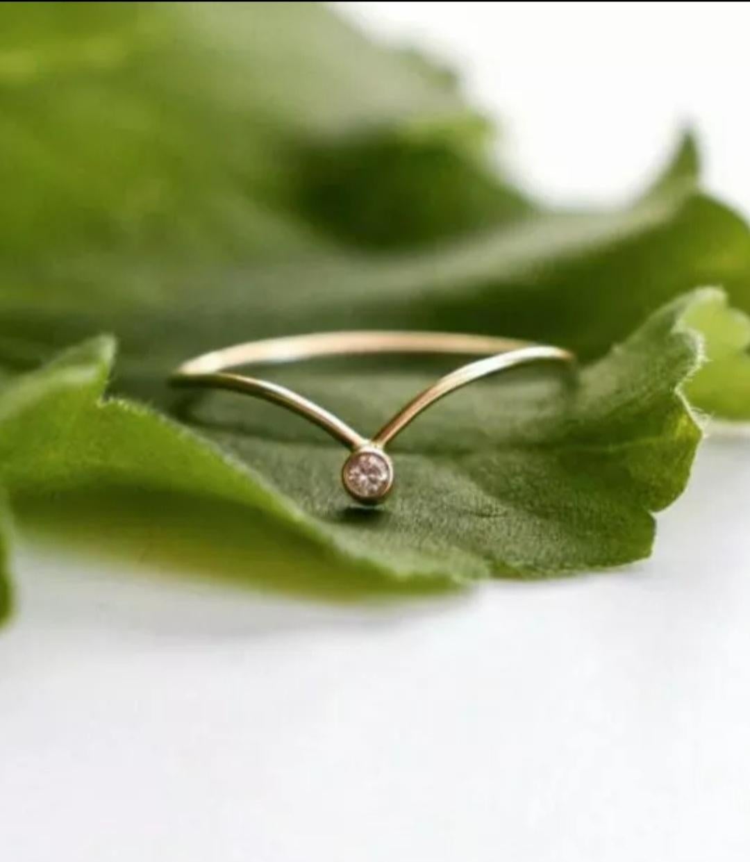 14k Massivgold Chevron V Form Diamantring Handgefertigter minimalistischer Valentines Ring. im Angebot 5
