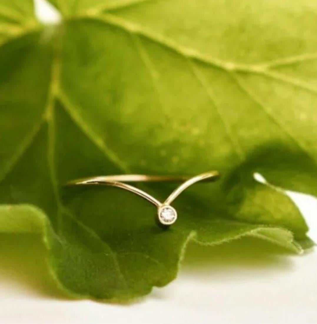 14k Massivgold Chevron V Form Diamantring Handgefertigter minimalistischer Valentines Ring. im Zustand „Neu“ im Angebot in Chicago, IL