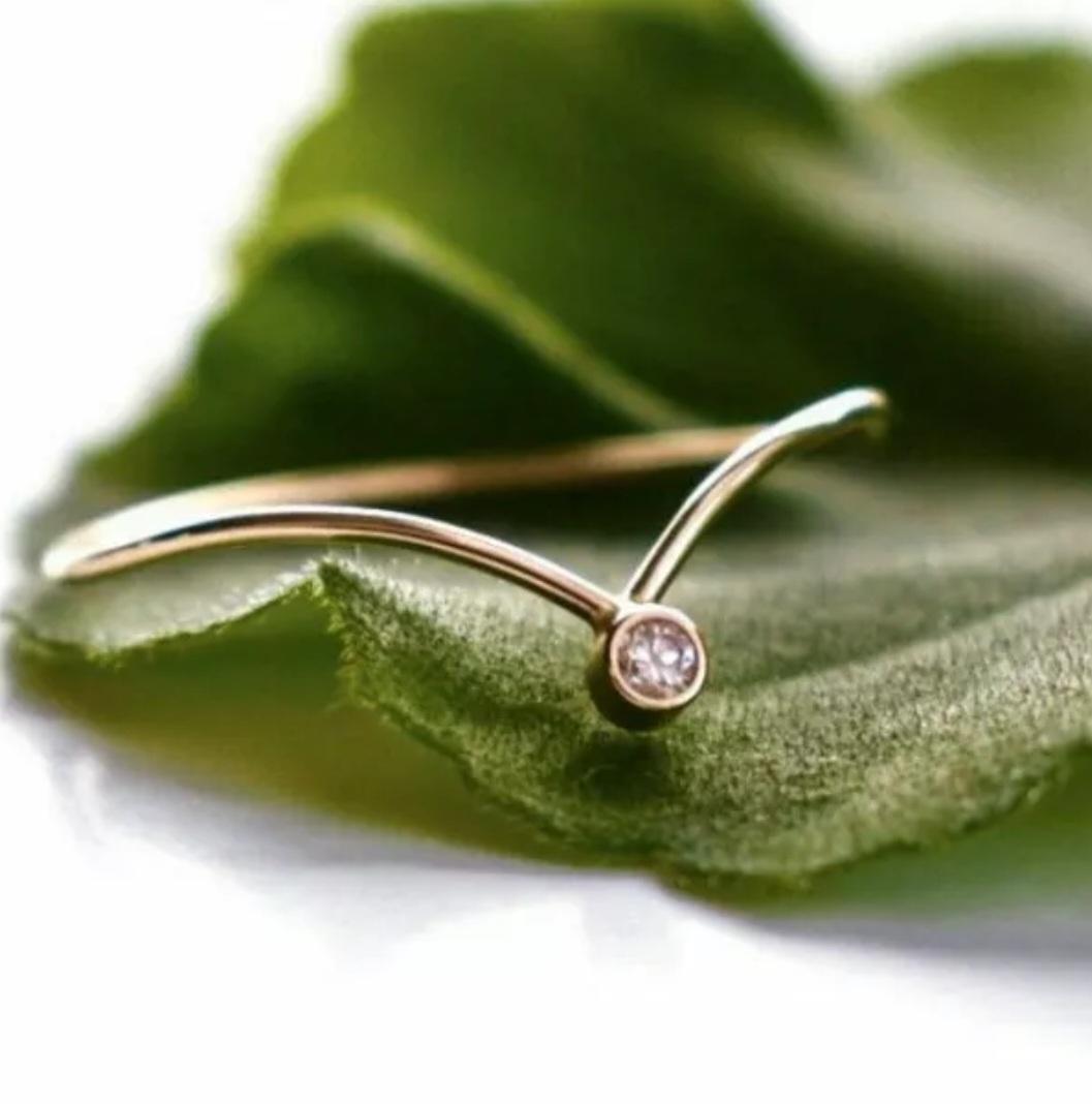 14k Massivgold Chevron V Form Diamantring Handgefertigter minimalistischer Valentines Ring. im Angebot 3