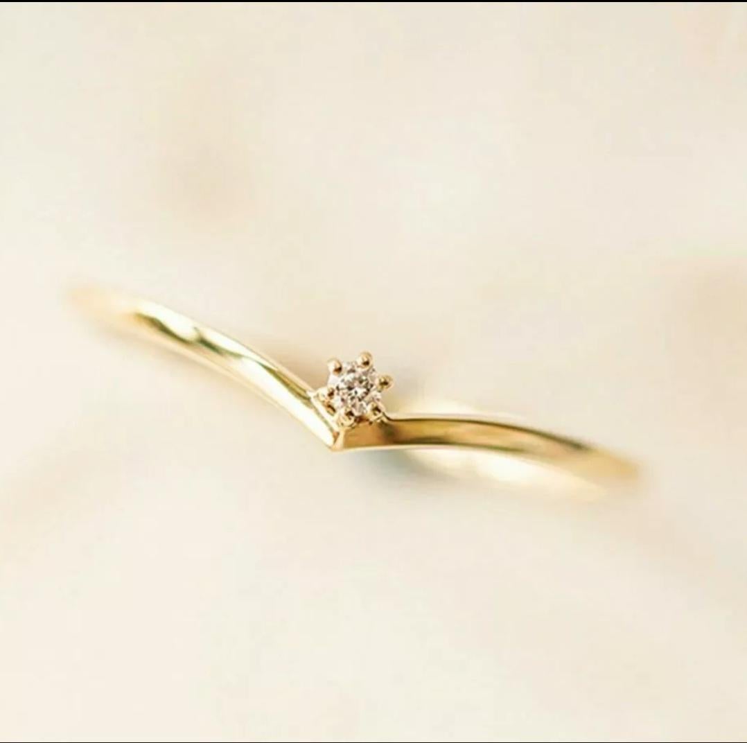Bague empilable moderne en or massif 14 carats à chevrons en forme de V et diamants faite à la main Neuf - En vente à Chicago, IL