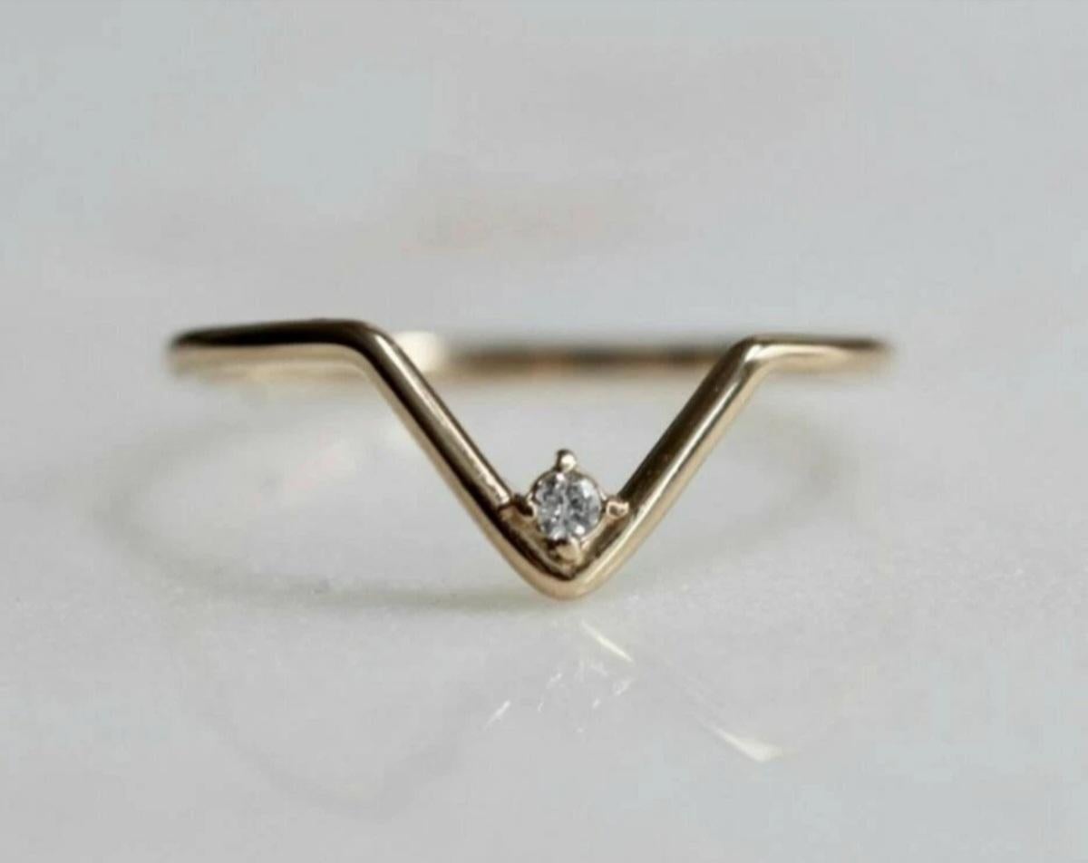 Art déco Bague empilable à chevrons en or massif 14 carats avec diamant en forme de V, faite à la main en vente