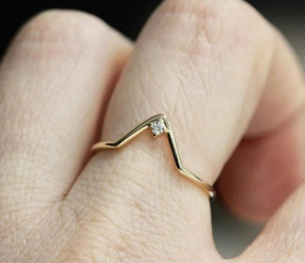 Bague empilable à chevrons en or massif 14 carats avec diamant en forme de V, faite à la main Neuf - En vente à Chicago, IL
