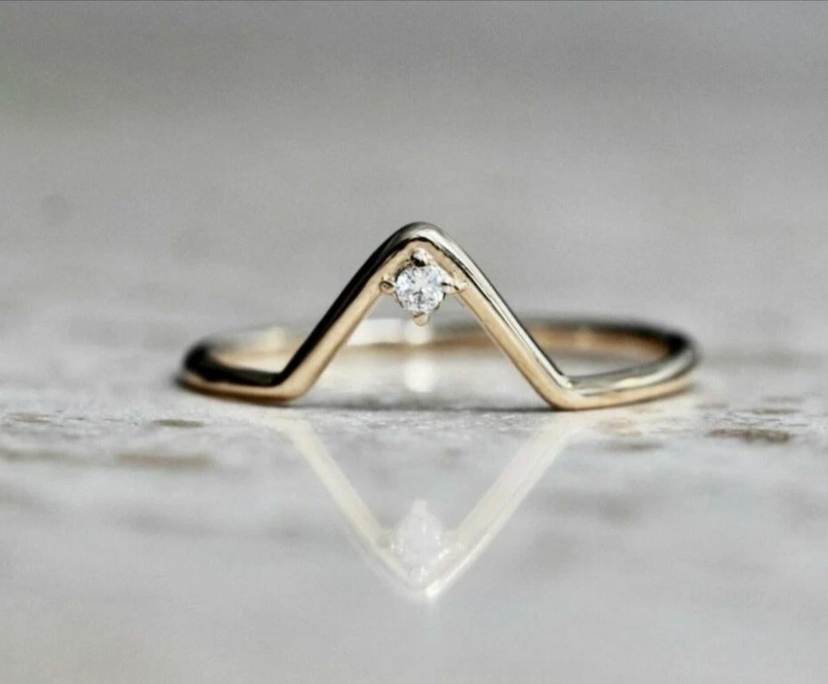 Bague empilable à chevrons en or massif 14 carats avec diamant en forme de V, faite à la main Unisexe en vente