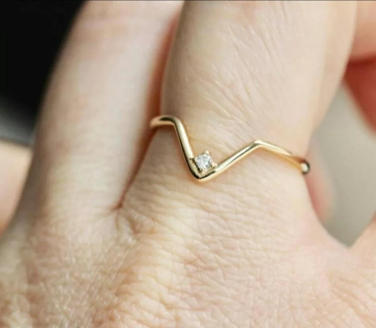 Bague empilable à chevrons en or massif 14 carats avec diamant en forme de V, faite à la main en vente 2