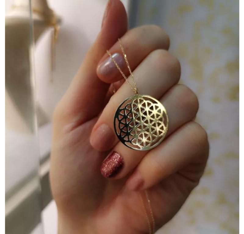 Runde Halskette aus 14 Karat massivem Gold mit Kreis-Blumen Mandala-Design im Zustand „Neu“ im Angebot in Chicago, IL