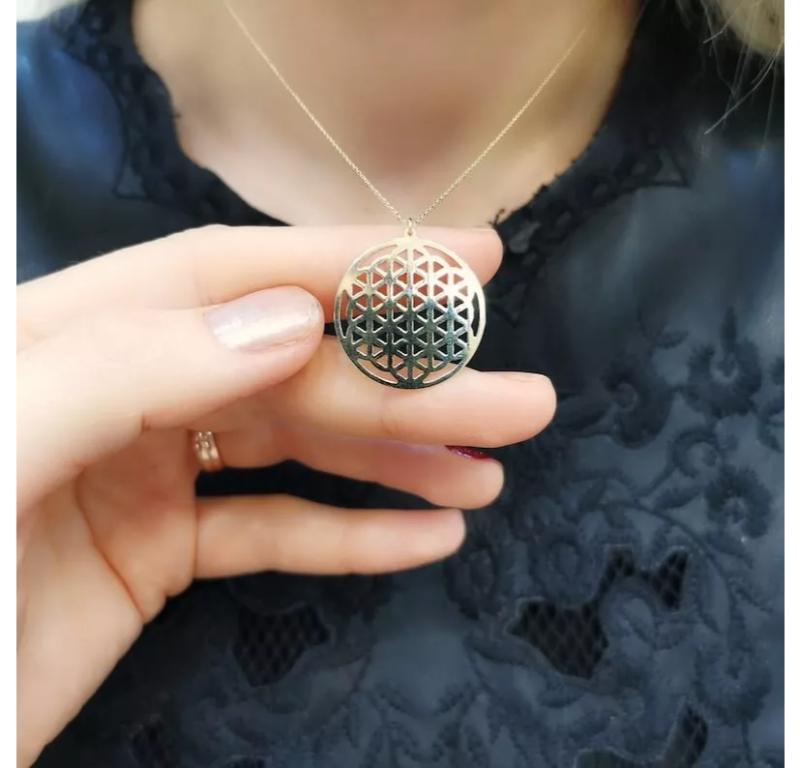 Runde Halskette aus 14 Karat massivem Gold mit Kreis-Blumen Mandala-Design Damen im Angebot