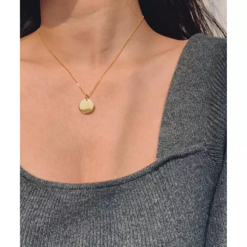 Collier pendentif rond minimaliste gravé en or massif 14 carats Neuf - En vente à Chicago, IL