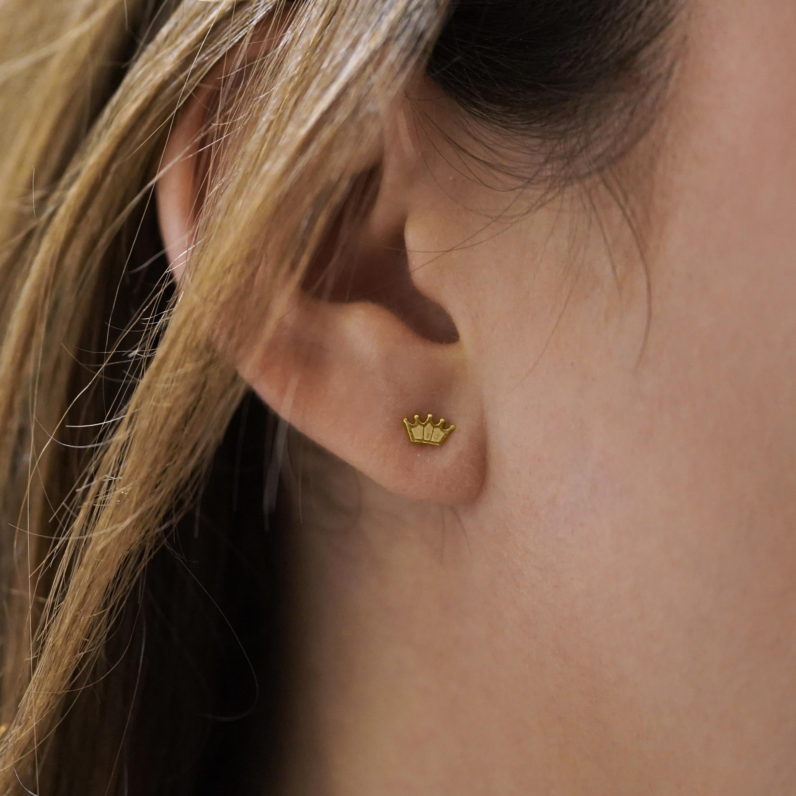 Women's 14K Solid Gold Crown Cartilage Single Stud Earring For Sale