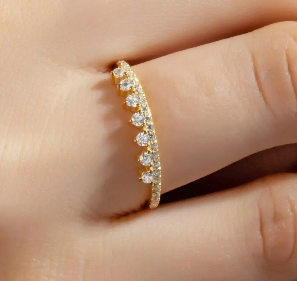 Taille ronde Bague en or massif 14K avec diamant en forme de couronne en vente