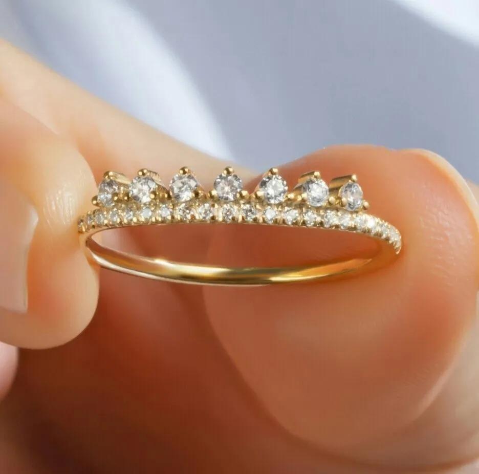 Bague en or massif 14K avec diamant en forme de couronne Neuf - En vente à Chicago, IL