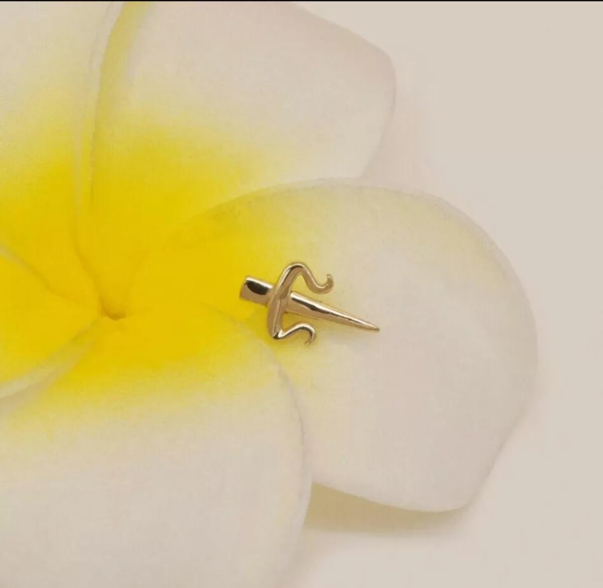 14K Solid Gold Dagger Stud Earrings For Women Cute Sword Piercings Jewelry. In New Condition For Sale In Chicago, IL