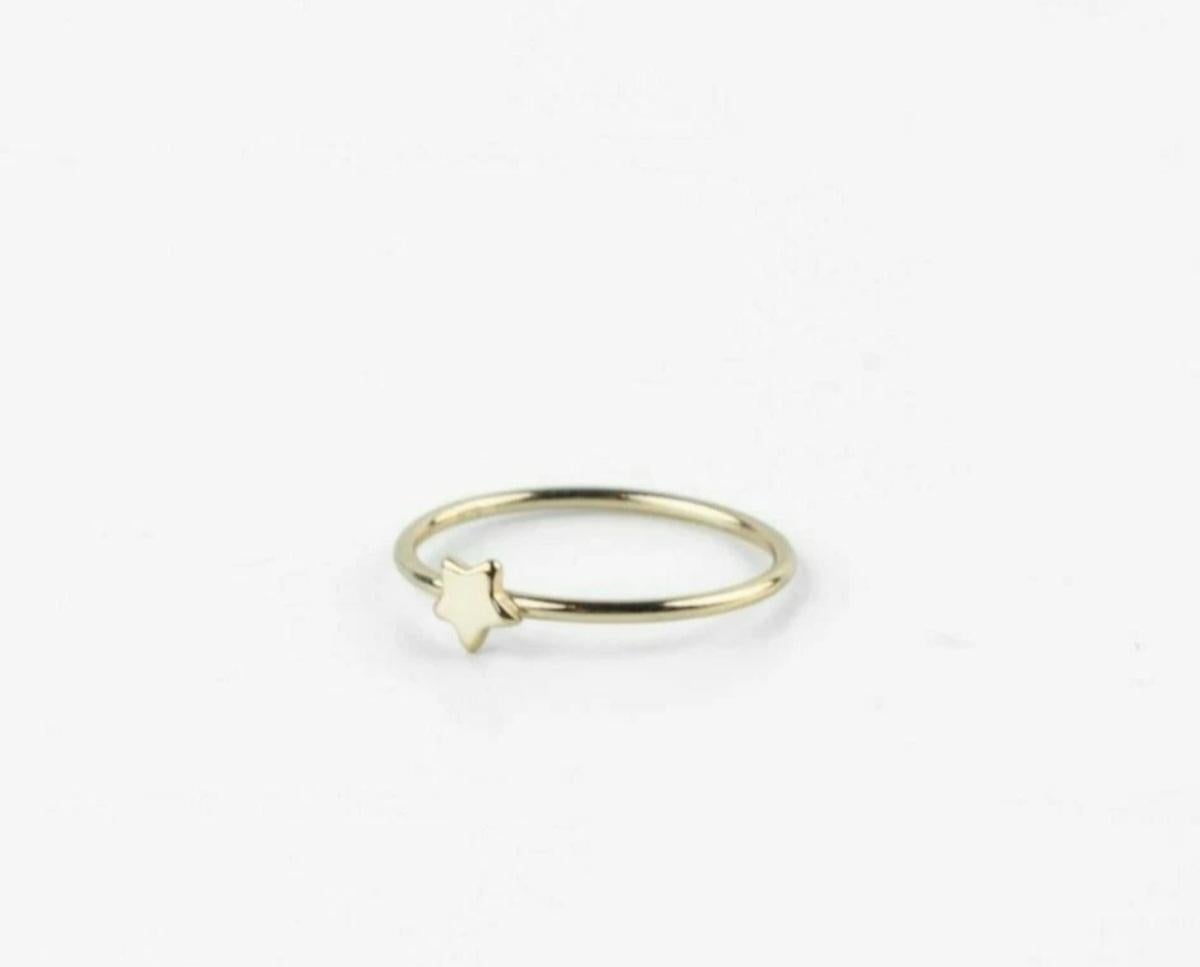Bague en or massif 14k avec croissant et étoile Bague minimaliste et délicate Cadeau en vente 1