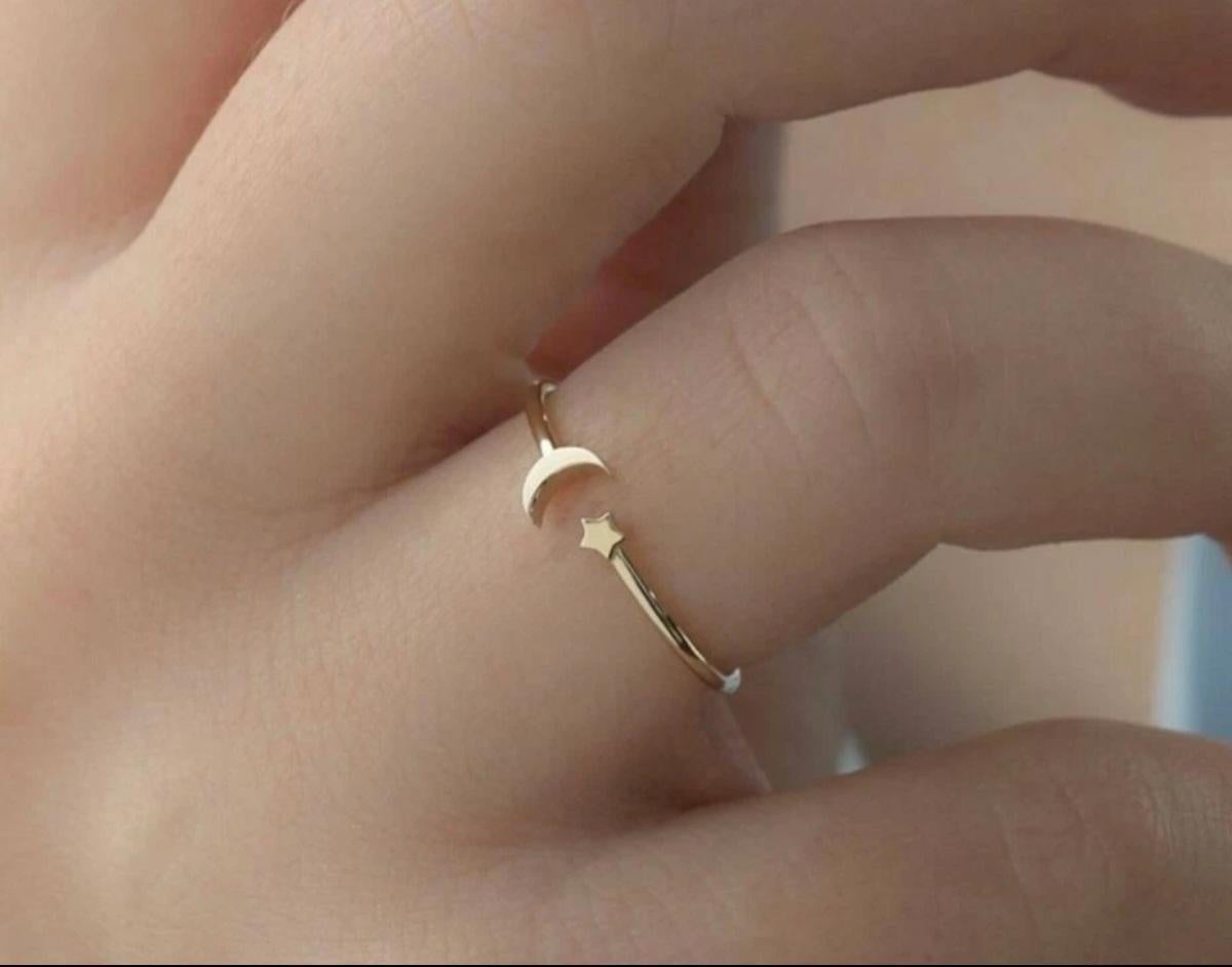Oro massiccio 14k Dainty Crescent Tiny Moon Star Ring Mini anello impilabile di dichiarazione. in vendita 1