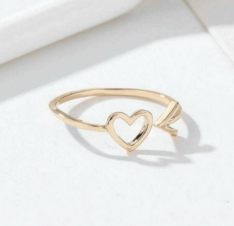 Art déco 14k Or massif Dainty Heart Arrow Stacking Statement Adjustable Valentines Ring en vente