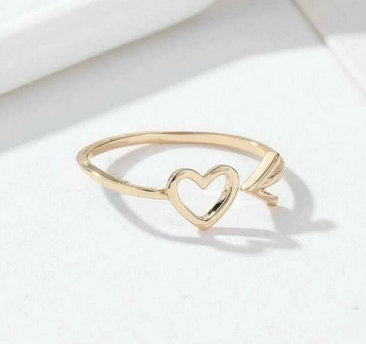 14k Solid Gold Dainty Heart Arrow Stacking Statement Adjustable Valentines Ring. Pour femmes en vente