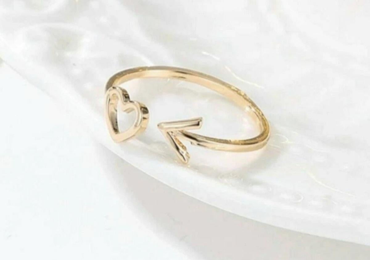 14k Solid Gold Dainty Heart Arrow Stacking Statement Adjustable Valentines Ring. en vente 1
