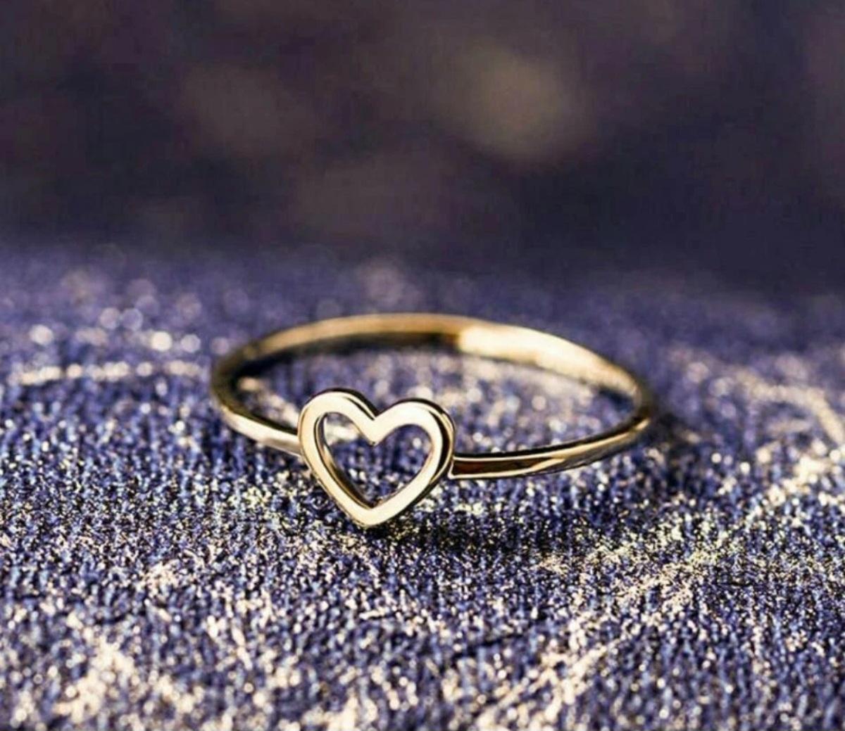 14k Solid Gold zierliche Herz Stacking Anweisung Ring Minimalist Valentines Ring. (Art déco) im Angebot