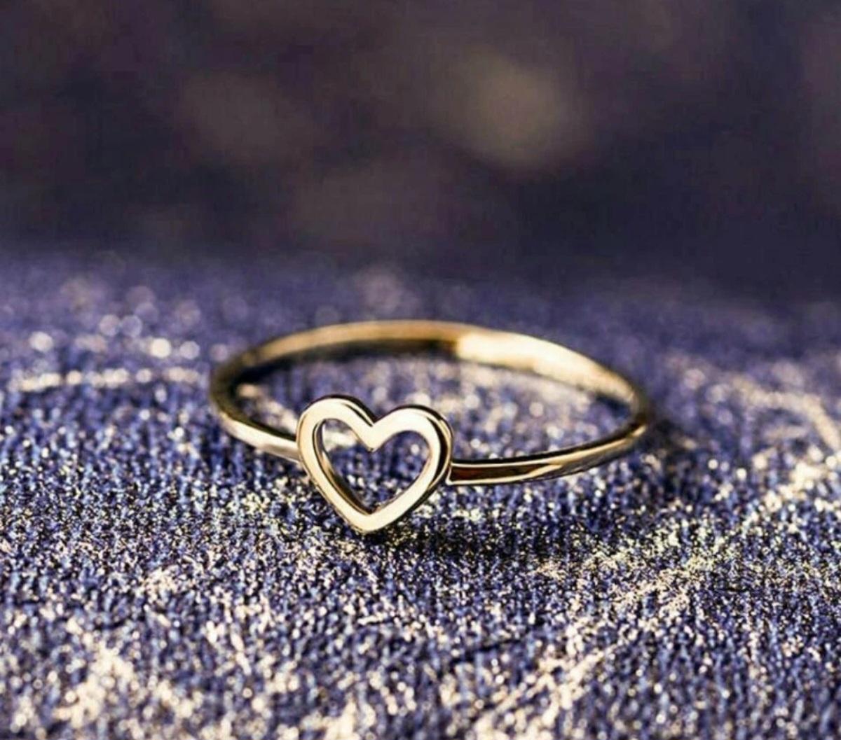 14k Solid Gold zierliche Herz Stacking Anweisung Ring Minimalist Valentines Ring. im Zustand „Neu“ im Angebot in Chicago, IL