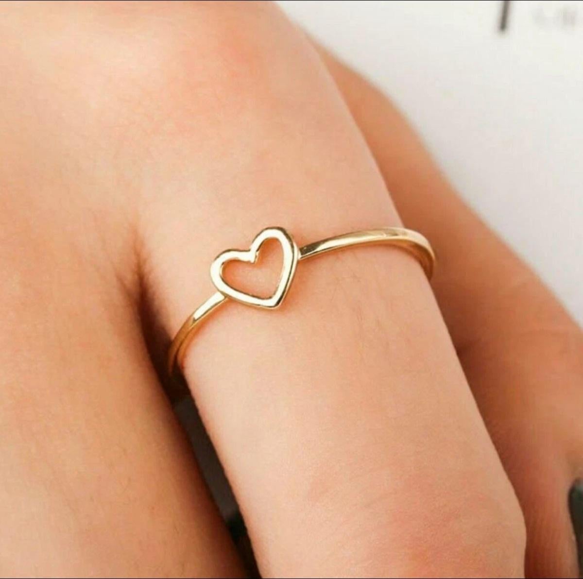 14k Solid Gold zierliche Herz Stacking Anweisung Ring Minimalist Valentines Ring. für Damen oder Herren im Angebot