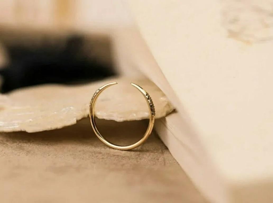 Taglio rotondo Anello di dichiarazione in oro massiccio 14k con estremità aperta e delicata The Claw in vendita