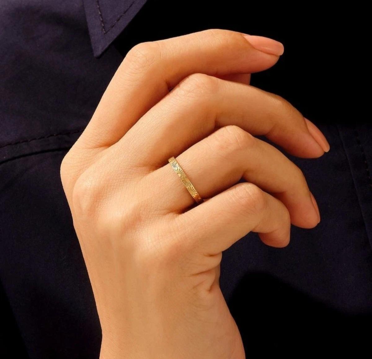 Fedi nuziali all'alba in oro massiccio 14K per donne, coppie, anelli Sun Burst.

Metallo
Oro giallo
Dimensione dell'anello
7
Metallo di base
Oro
Materiale
Oro massiccio 14K
Peso totale dei carati
0,24 carati e oltre
Certificazione
14K con marchio di