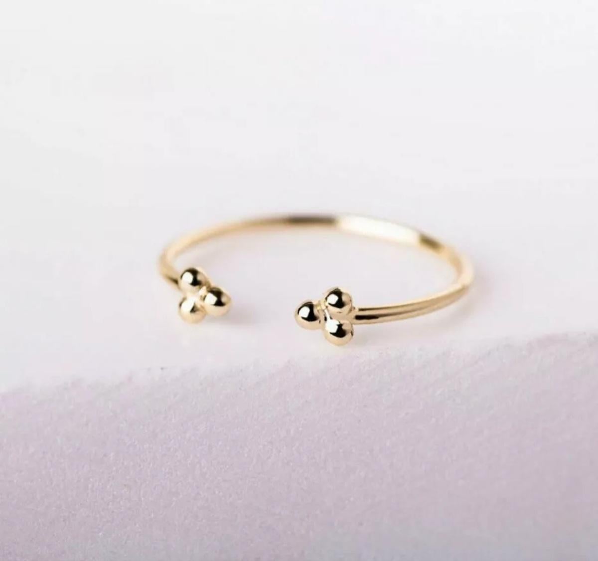 14k Solid Gold zierlich drei Kugel offen Stacking Anweisung Ring Minimalist Ring.

Karat Gesamtgewicht
0,24 ctw und darunter
Material
Gelbgold
Breite des Bandes
1 mm





A P P R O X T I M E

Alle Artikel werden auf Bestellung gefertigt. Unsere