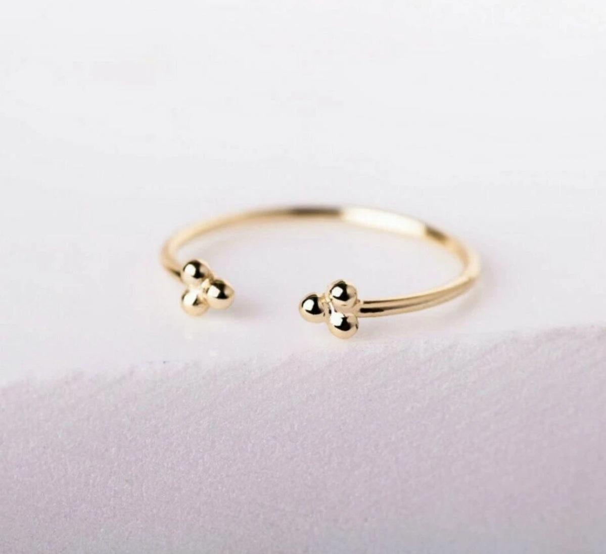 Anello minimalista a tre sfere aperte in oro massiccio 14k.

Peso totale dei carati
0,24 ctw e meno
Stile
Fascia, incrocio
Metallo di base
Oro
Certificazione
IGI
Materiale
Oro giallo
Larghezza della banda
1 mm
Purezza del metallo
14k
Dimensione