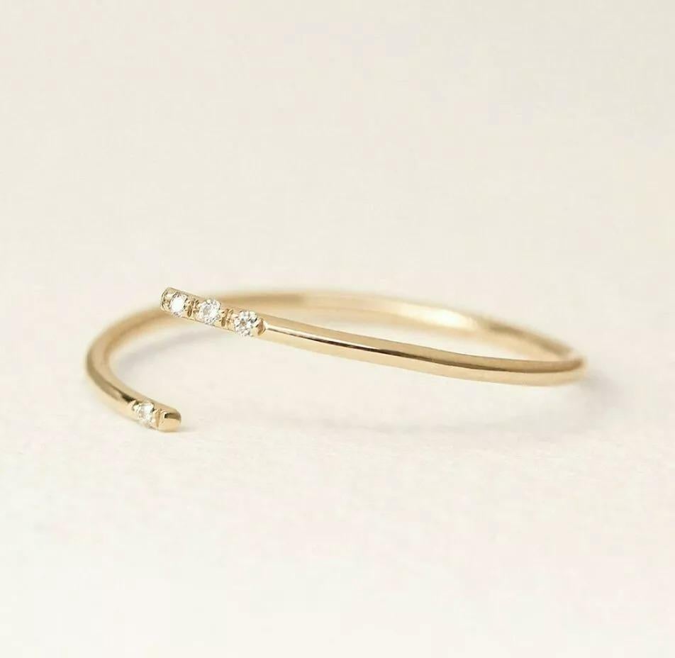 Anello minimalista con inserto aperto e impilato in oro massiccio 14 carati
Leggero, può essere indossato tutti i giorni

Informazioni aggiuntive:
Condit: Nuovo senza etichette: Un articolo nuovo di zecca, non usato e non indossato (compresi gli