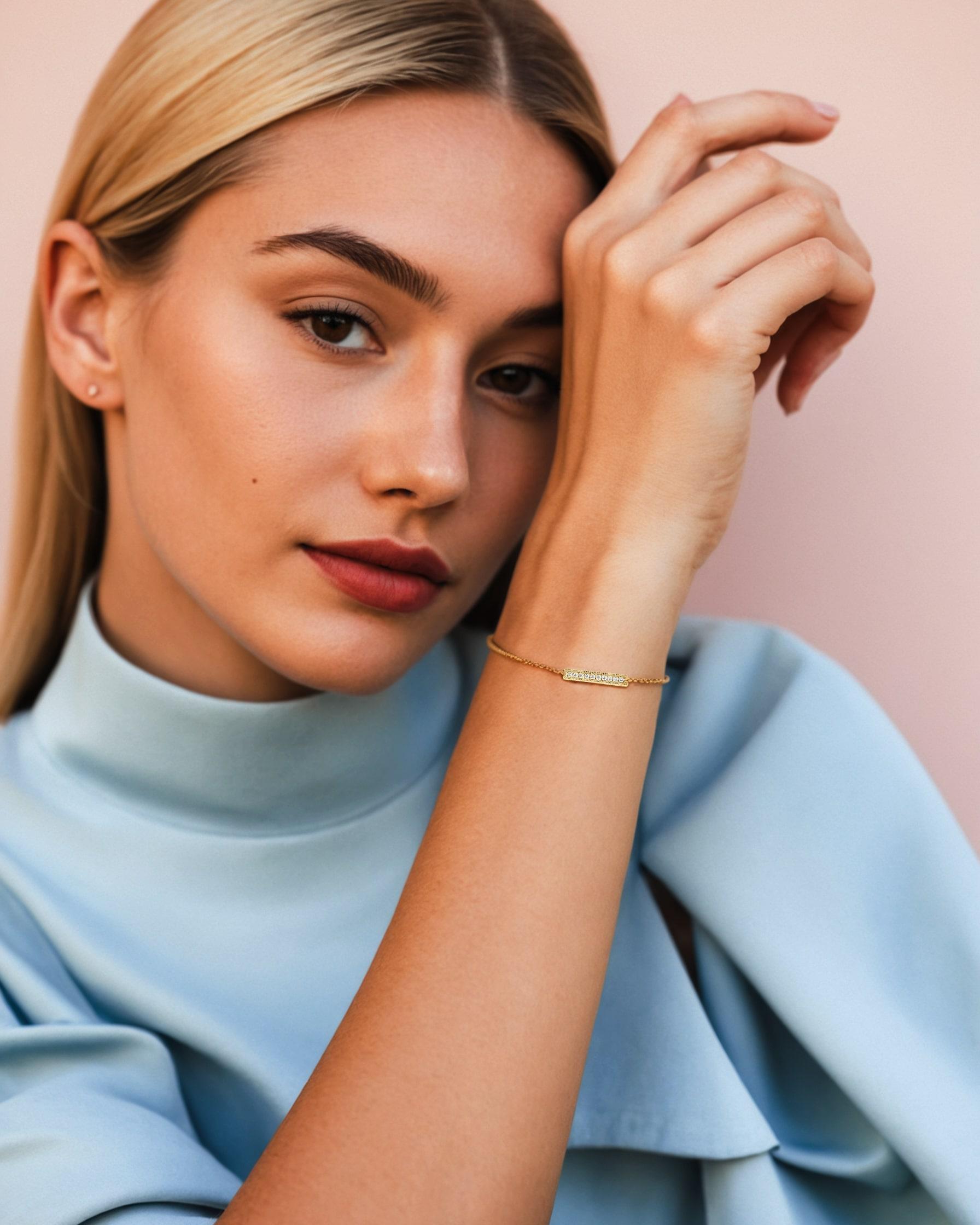 Perfecta para llevarla en capas o sola, esta pulsera es lo suficientemente versátil como para llevarla a diario, al tiempo que irradia sofisticación. Imprescindible para cualquier amante de la joyería, es una pieza que combina la belleza clásica con