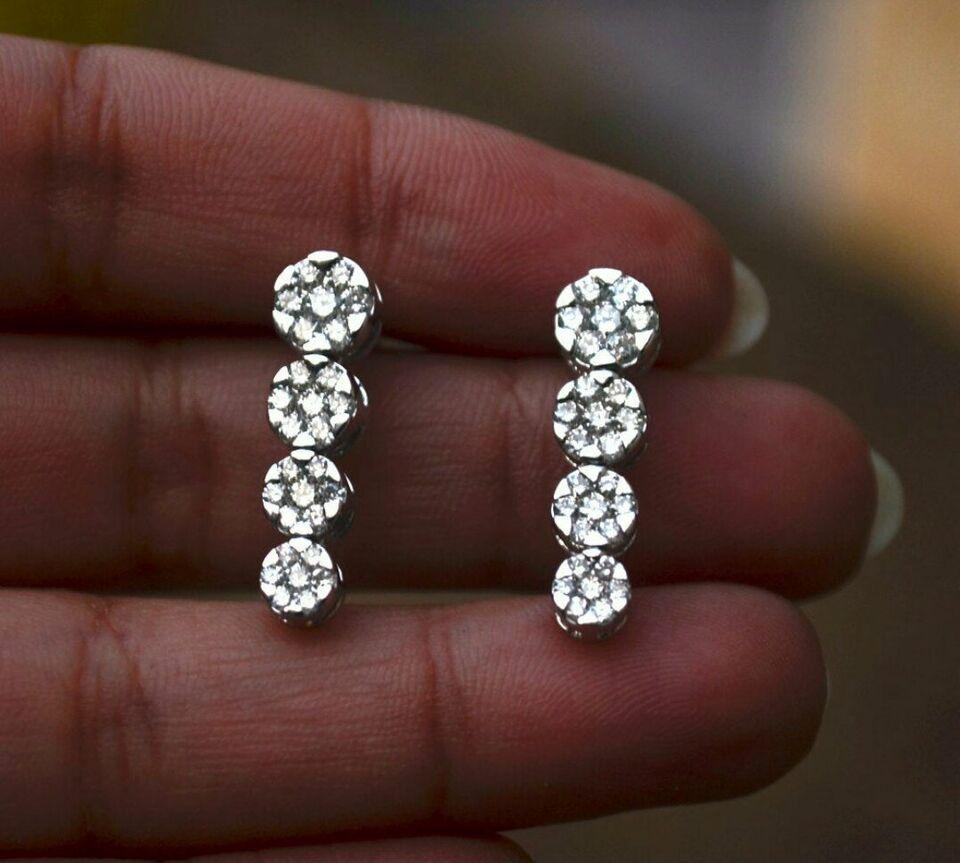 Taille ronde Boucles d'oreilles en or massif 14k avec grappes de diamants en vente