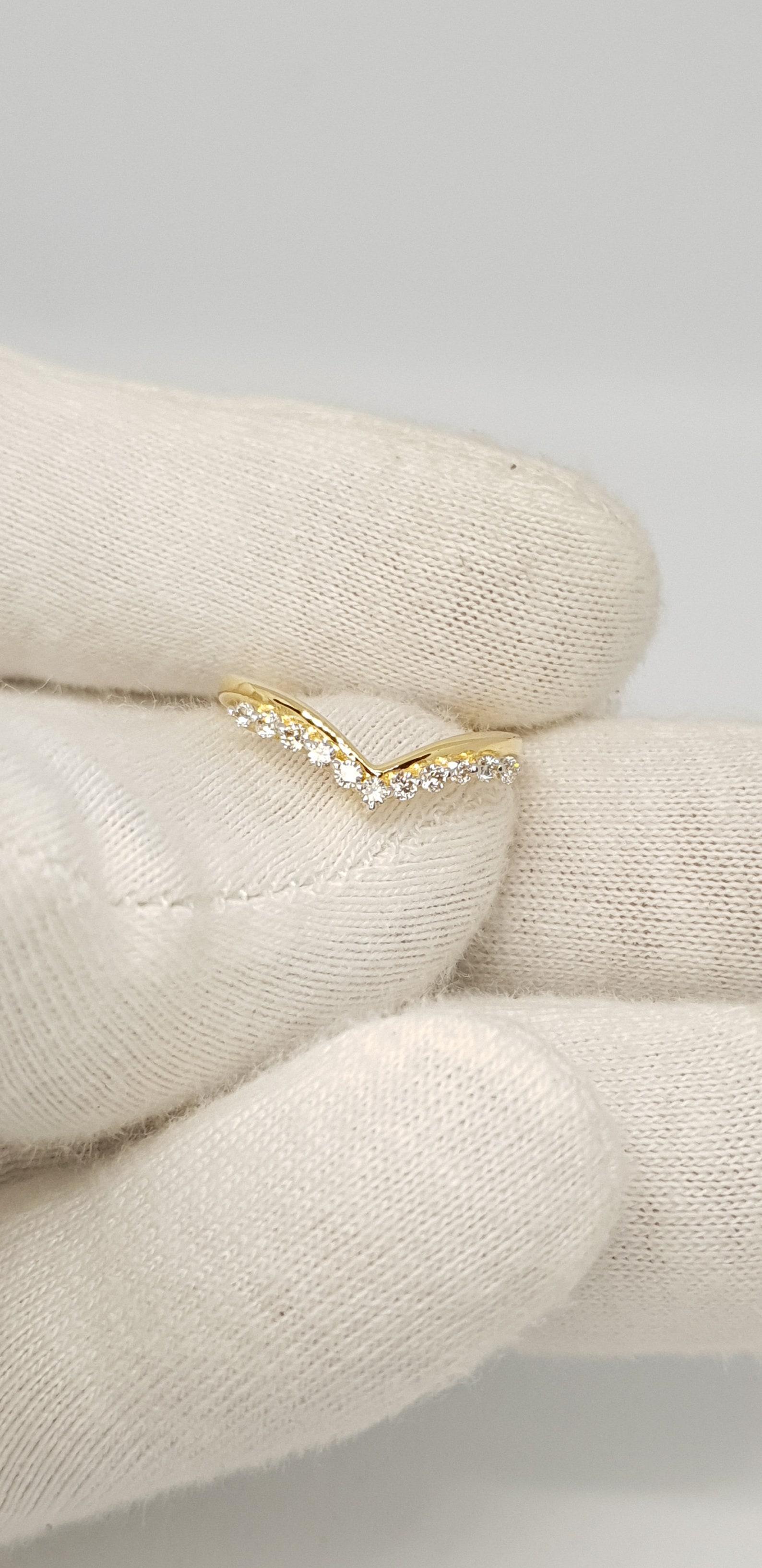 14k Solid Gold Diamond Curved Wedding Band Chevron Bridal Wedding Ring For Her. en vente 5